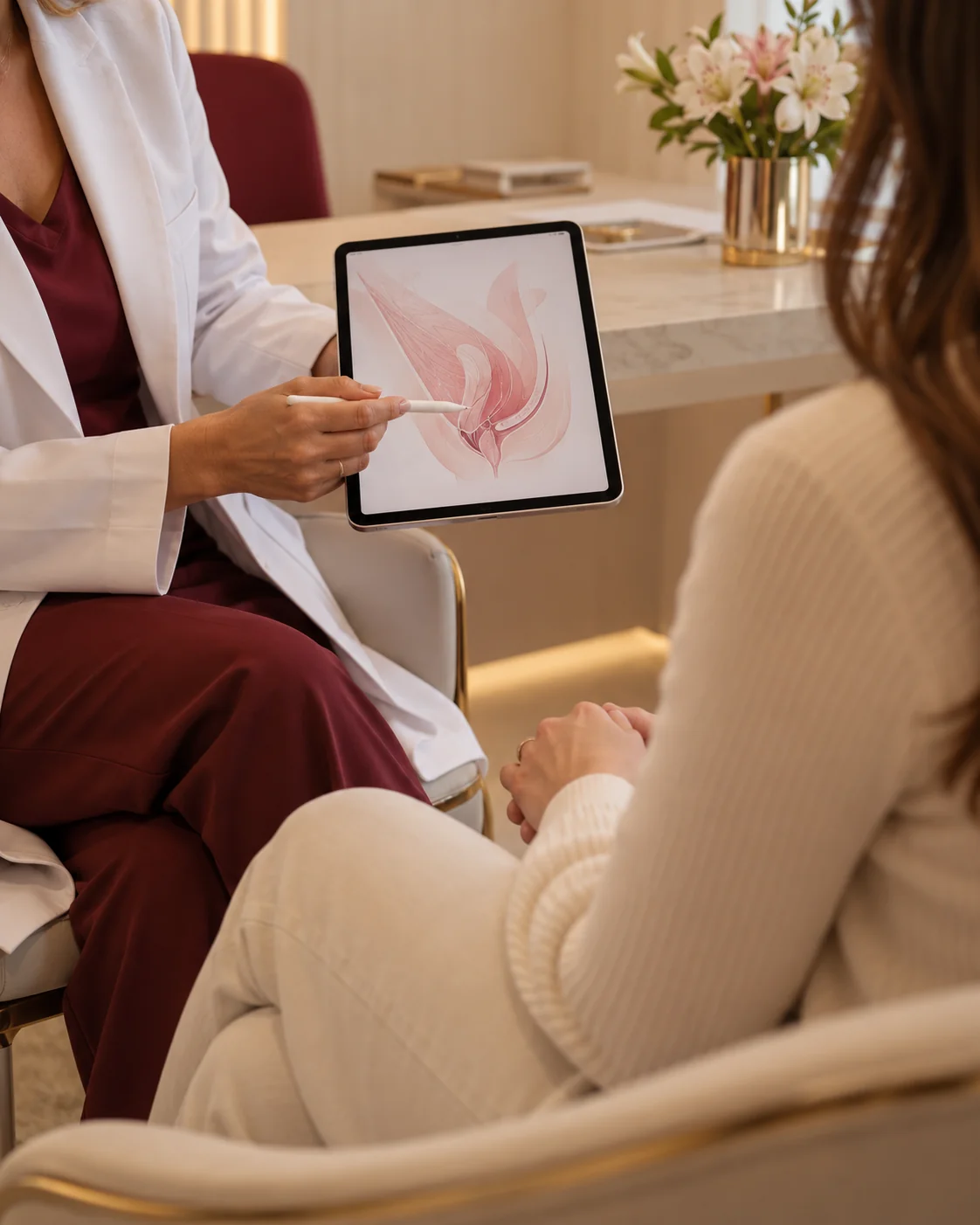 Médica explica opções de cuidado durante uma consulta